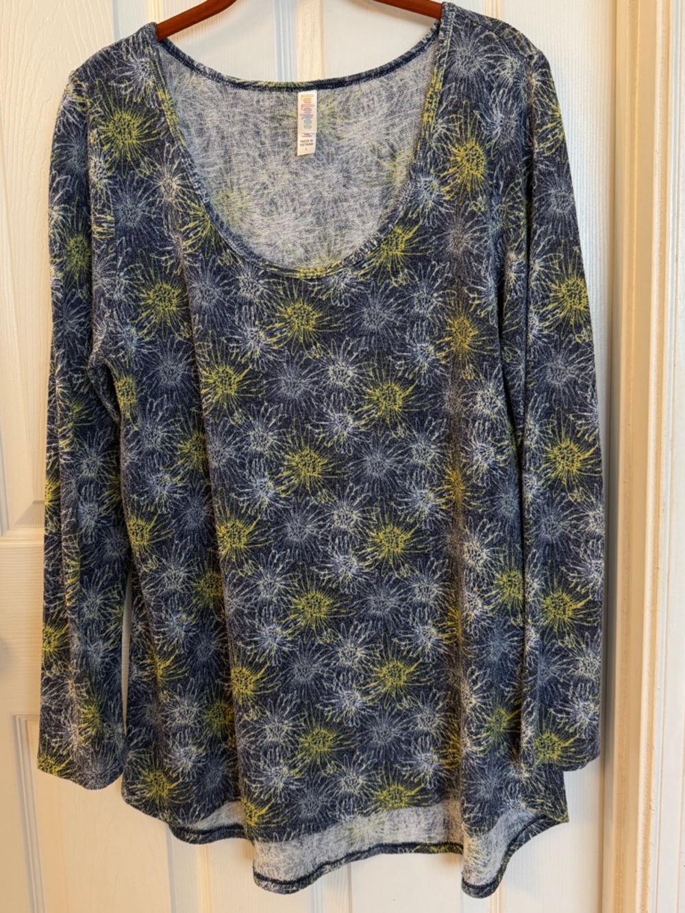LuLaRoe Lynnae Top Blue w/ Yellow & White Dandelions Sz Lg